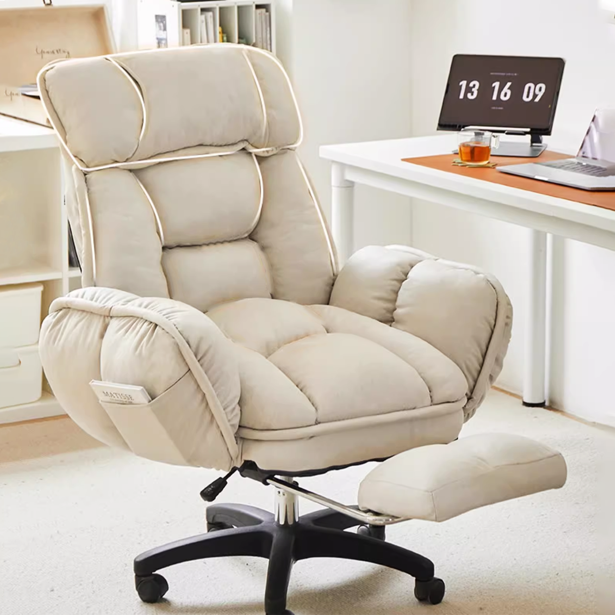 Luxury Adjustable Gaming Office Chair With Soft Cushioned Seat And Hid Luxury Adjustable Gaming Office Chair With Soft Cushioned Seat And Hid